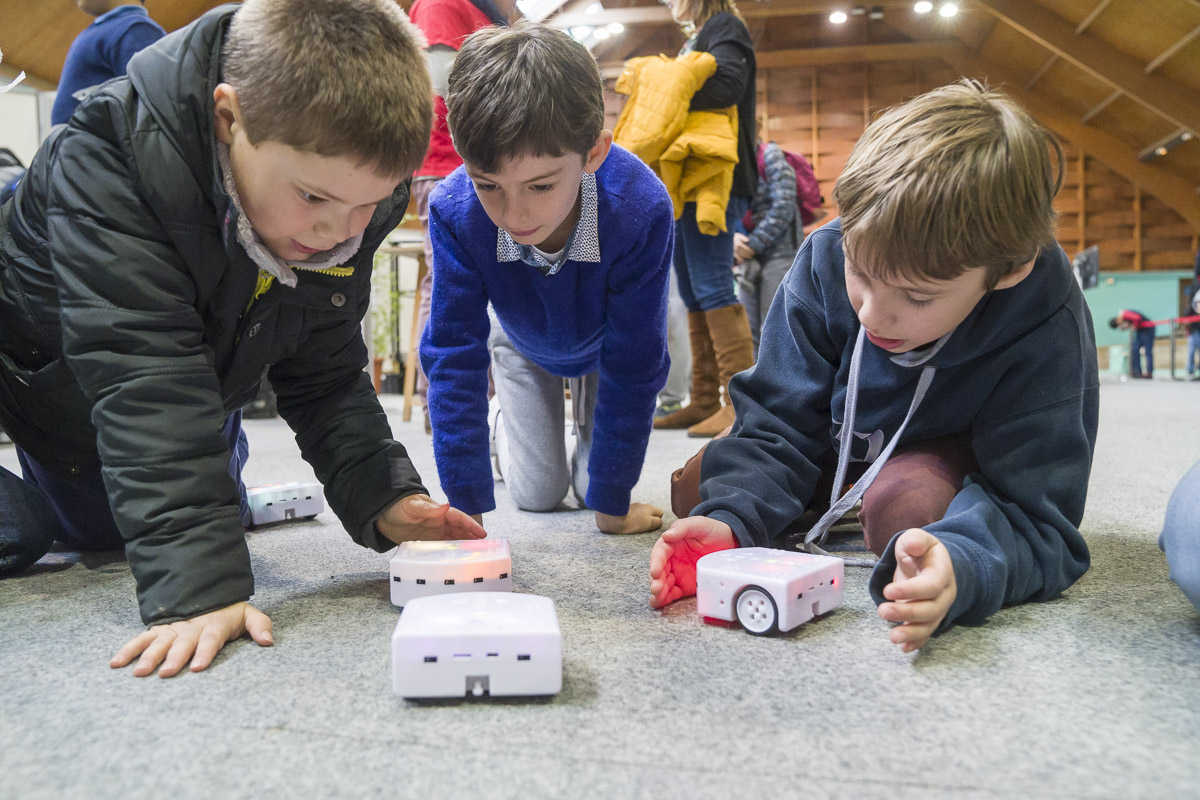 Enfants manipulant des robots lors d'un atelier