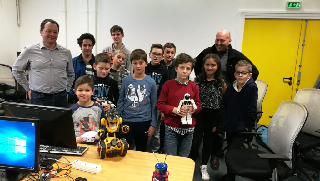 Groupe d'enfants avec leurs robots lors d'un atelier WSRL